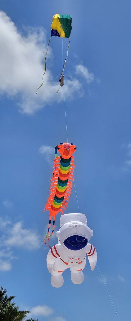 Pipa gigante de astronauta e serpente colorida no céu