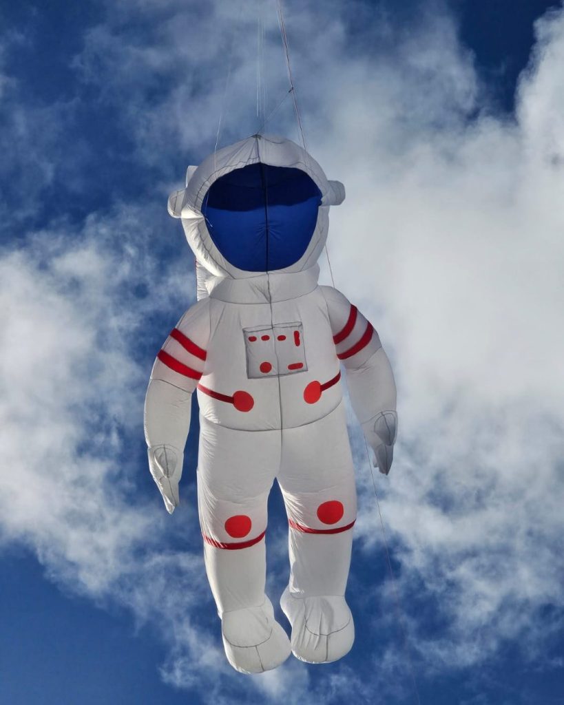 Pipa gigante de astronauta entre as nuvens