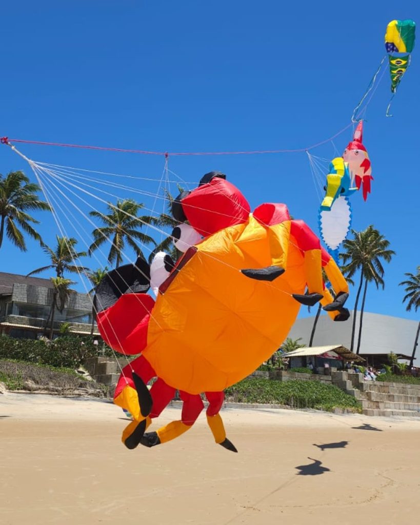 Pipa gigante em forma de caranguejo laranja