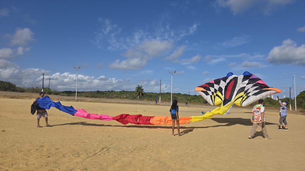 Pipa gigante colorida estendida na areia da praia