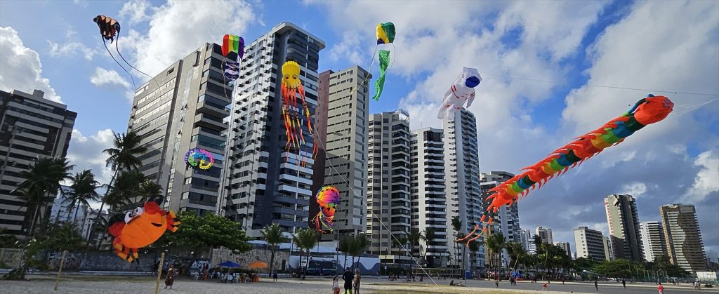 Pipas gigantes sobre os prédios da orla